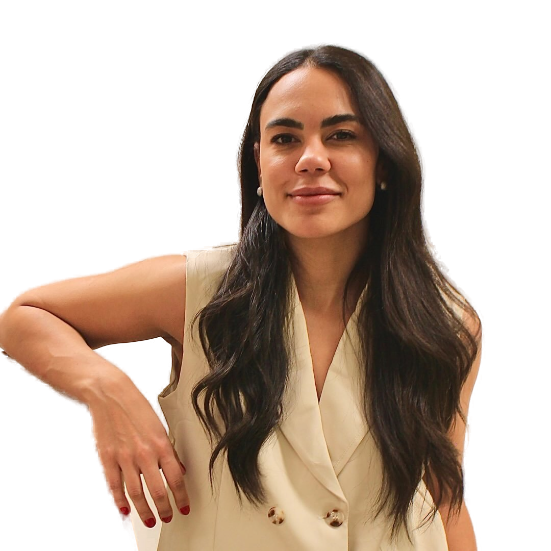 Dra. Lorena Oliveira, biomédica esteta, sorrindo de frente para a câmera